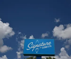 Photo 2 - Signature Inn Miami