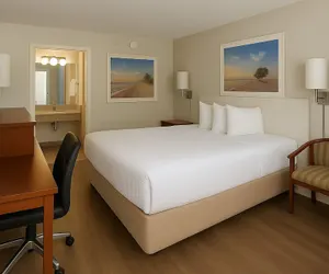 Photo 4 - Days Inn by Wyndham Bradenton I-75
