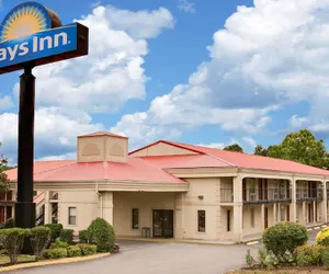 Photo 2 - Days Inn by Wyndham Cleveland TN