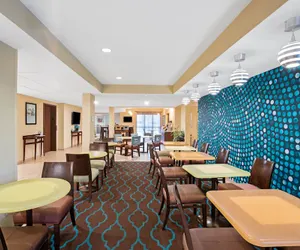 Photo 5 - La Quinta Inn & Suites by Wyndham Knoxville Airport