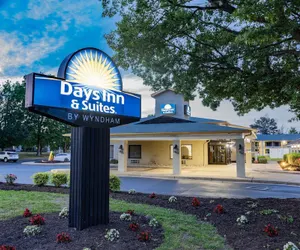 Photo 2 - Days Inn & Suites by Wyndham Williamsburg Colonial