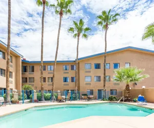 Photo 2 - Days Inn & Suites by Wyndham Mesa Near Phoenix