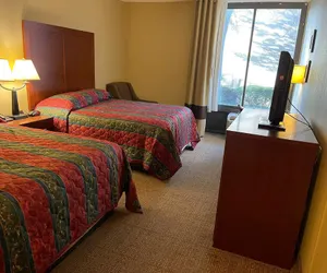 Photo 4 - Deluxe Inn