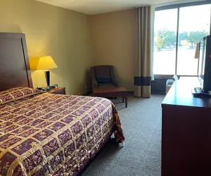 Photo 2 - Deluxe Inn