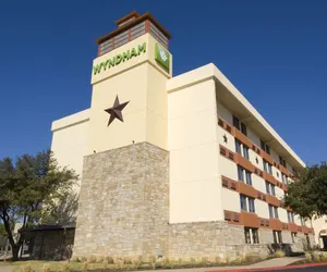 Photo 2 - Wyndham Garden Hotel Austin