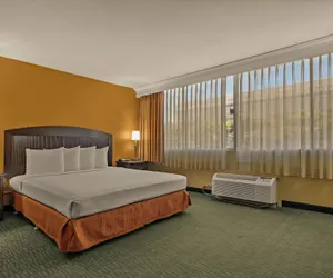 Photo 2 - Airport Honolulu Hotel, Trademark Collection by Wyndham