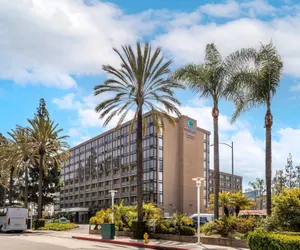Photo 2 - Clarion Hotel Anaheim Resort