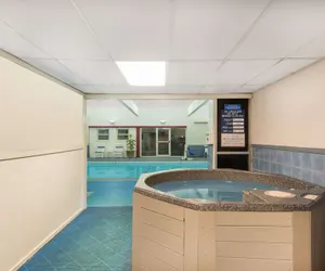 Photo 2 - Ramada Plaza by Wyndham Portland