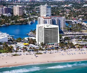 Photo 2 - Courtyard by Marriott Fort Lauderdale Beach