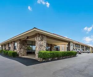 Photo 2 - Quality Inn & Suites Hot Springs-Lake Hamilton