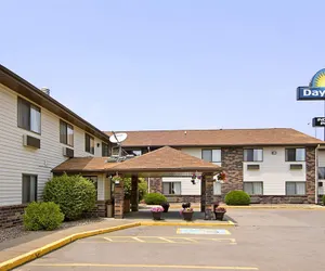 Photo 2 - Days Inn & Suites by Wyndham Davenport East