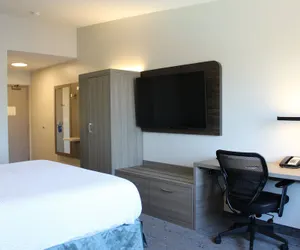 Photo 4 - Holiday Inn Express Bakersfield by IHG