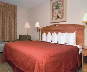 Photo 2 - Travelodge by Wyndham North Charleston