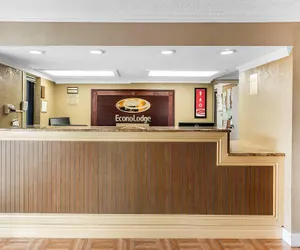 Photo 4 - Econo Lodge North