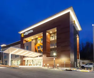 Photo 2 - La Quinta Inn & Suites by Wyndham Middletown