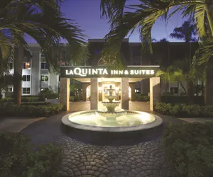 Photo 2 - La Quinta Inn & Suites by Wyndham Coral Springs South