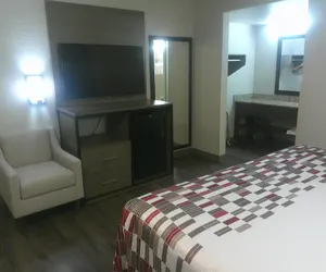 Photo 4 - Red Roof Inn Washington, DC