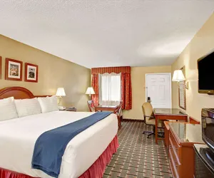 Photo 4 - Days Inn by Wyndham Memphis at Graceland