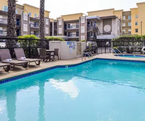 Photo 2 - Best Western Courtesy Inn Hotel - Anaheim Resort at the Park