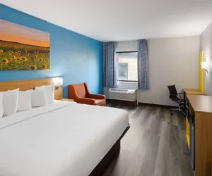 Photo 5 - Days Inn & Suites by Wyndham Northwest Indianapolis