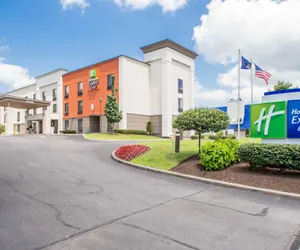 Photo 2 - Holiday Inn Express and Suites Albany Airport- Wolf Road, an IHG Hotel