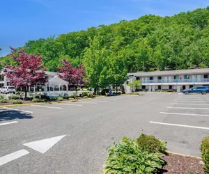 Photo 2 - Americas Best Value Inn Torrington CT