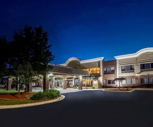 Photo 2 - Days Inn & Suites by Wyndham Rochester Hills MI