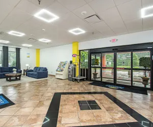 Photo 4 - Days Inn & Suites by Wyndham Mt Pleasant