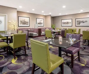 Photo 2 - La Quinta Inn & Suites by Wyndham Tacoma - Seattle