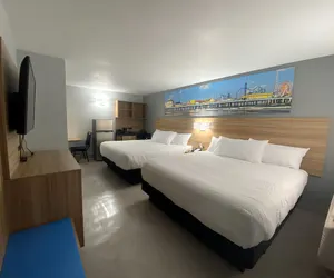 Photo 2 - Days Inn & Suites by Wyndham Texas City