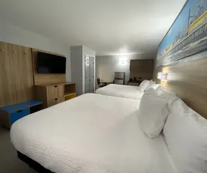Photo 4 - Days Inn & Suites by Wyndham Texas City