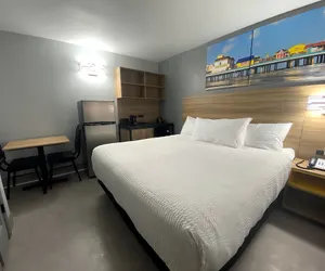 Photo 4 - Days Inn & Suites by Wyndham Texas City