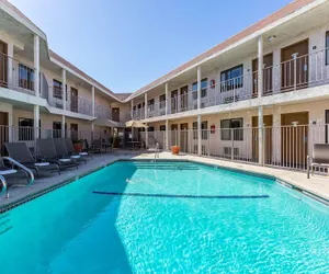 Photo 2 - Rodeway Inn Magic Mountain Area