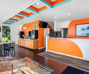 Photo 4 - Howard Johnson by Wyndham Vero Beach / Downtown