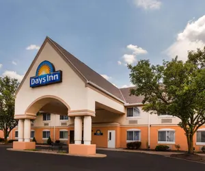 Photo 2 - Days Inn by Wyndham Milan Sandusky South