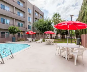 Photo 2 - Ramada by Wyndham Bakersfield North