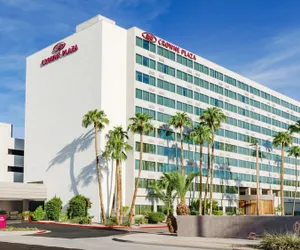 Photo 2 - Crowne Plaza Phoenix Airport - PHX by IHG