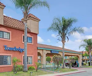 Photo 2 - Travelodge by Wyndham Lynwood