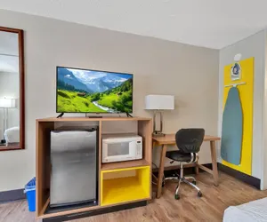 Photo 5 - Bristol Parkway Inn