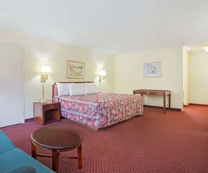 Photo 4 - Days Inn by Wyndham Bristol Parkway