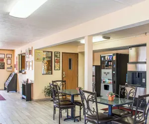 Photo 2 - Econo Lodge Lansing - Leavenworth
