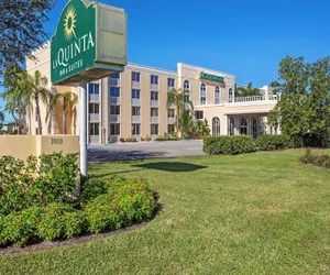 Photo 2 - La Quinta Inn & Suites by Wyndham Sarasota Downtown