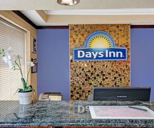 Photo 3 - Days Inn by Wyndham San Francisco - Lombard