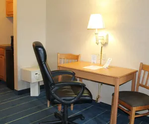 Photo 3 - Days Inn & Suites by Wyndham Bridgeport - Clarksburg