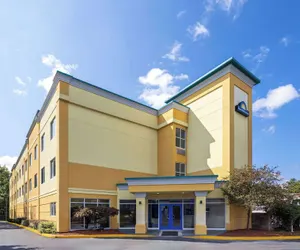 Photo 2 - Days Inn & Suites by Wyndham Albany