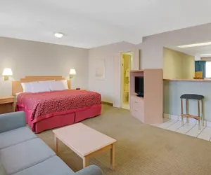 Photo 4 - Tree Inn & Suites Albuquerque.