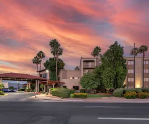 Photo 2 - Best Western Plus Scottsdale Thunderbird Suites