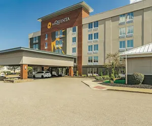 Photo 2 - La Quinta Inn & Suites by Wyndham Cleveland Airport West