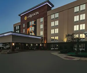 Photo 2 - La Quinta Inn & Suites by Wyndham Cleveland Airport West