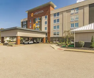 Photo 2 - La Quinta Inn & Suites by Wyndham Cleveland Airport West